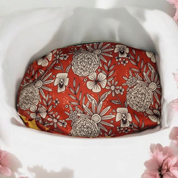 Cosmetic Floral Red Bag - Picture 3 of 3
